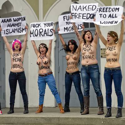 Busen-Prostet vor Moschee