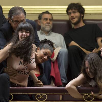 Mit nackten Brüsten Parlament gestürmt