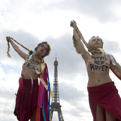 Busen-Protest vor dem Eiffelturm