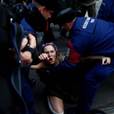 Femen demonstrieren jetzt auch unten ohne