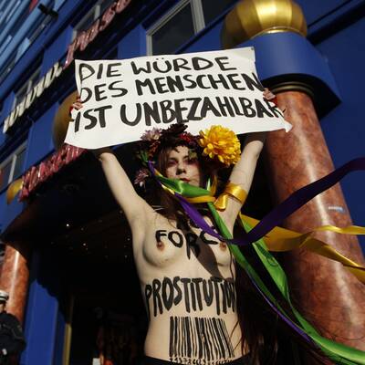 Nackt-Protest vor Kölner Bordellen