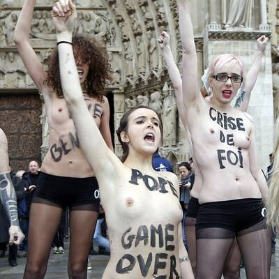 Busen-Protest zum Papst-Rücktritt