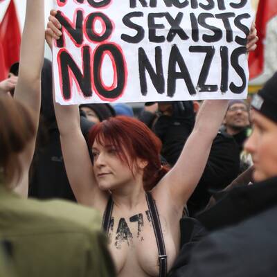 Mit blanken Brüsten gegen Nazis