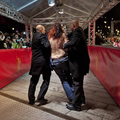 Nackte stürmen Berlinale