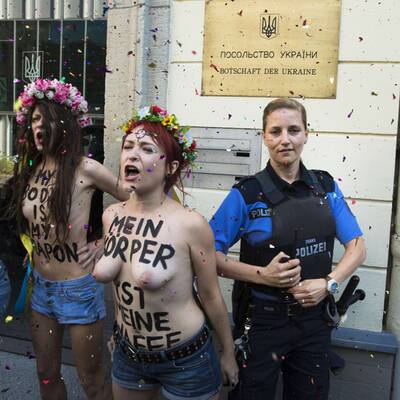 Busen-Protest wegen Waffen-Razzia