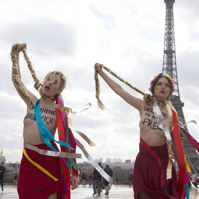 Busen-Protest vor dem Eiffelturm