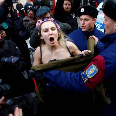 Femen demonstrieren jetzt auch unten ohne