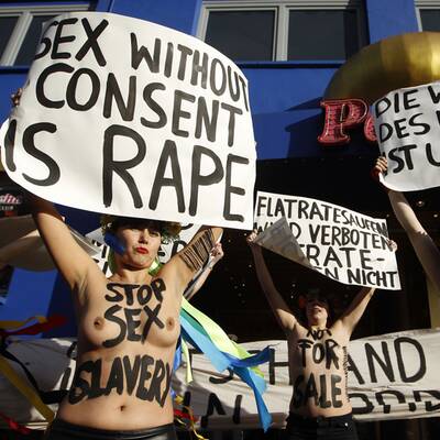 Nackt-Protest vor Kölner Bordellen