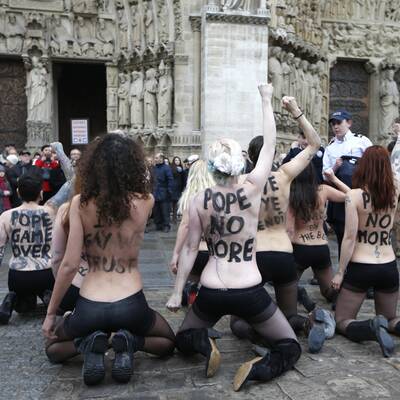 Busen-Protest zum Papst-Rücktritt