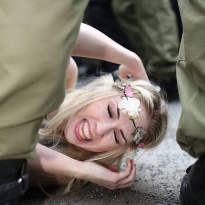 Mit blanken Brüsten gegen Nazis