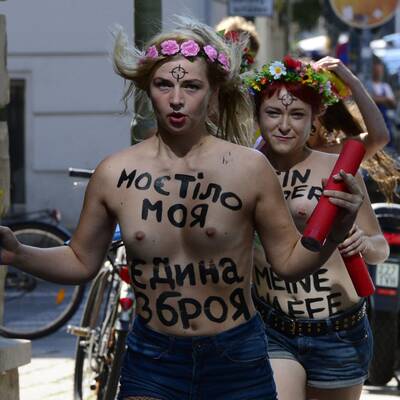 Busen-Protest wegen Waffen-Razzia