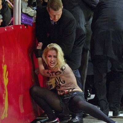 Nackte stürmen Berlinale