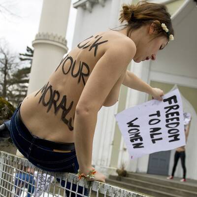 Busen-Prostet vor Moschee