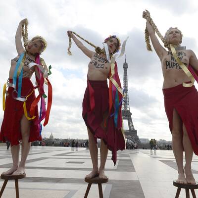 Busen-Protest vor dem Eiffelturm