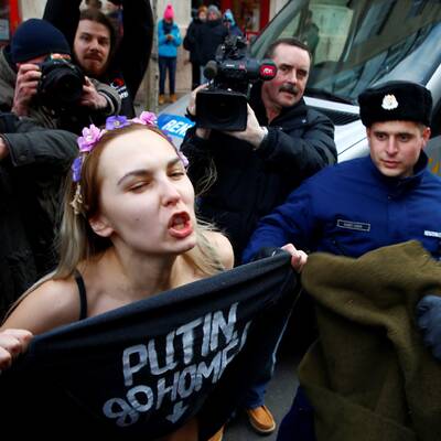 Femen demonstrieren jetzt auch unten ohne
