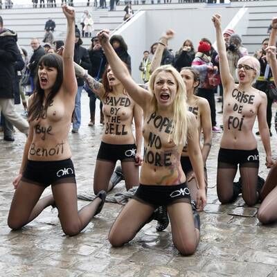 Busen-Protest zum Papst-Rücktritt