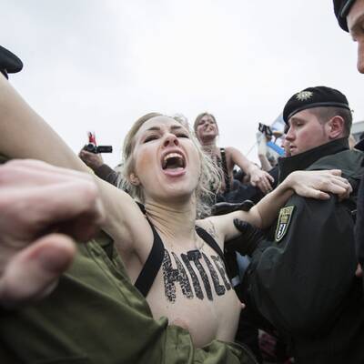 Mit blanken Brüsten gegen Nazis