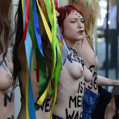 Busen-Protest wegen Waffen-Razzia