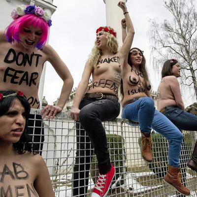 Busen-Prostet vor Moschee