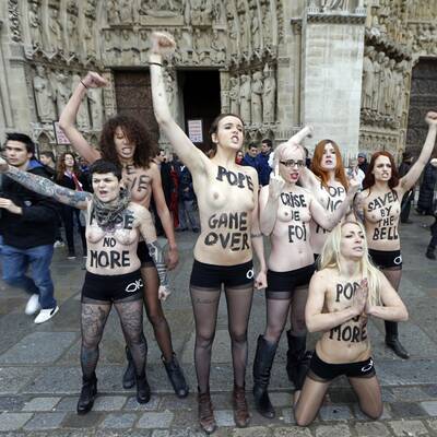 Busen-Protest zum Papst-Rücktritt