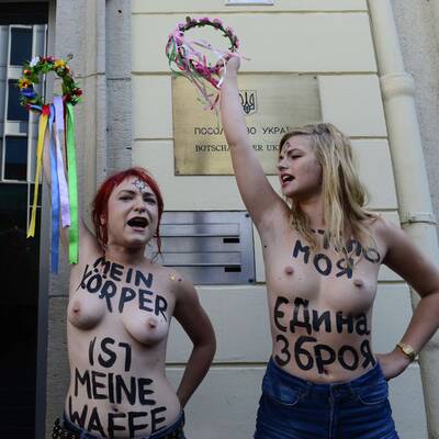 Busen-Protest wegen Waffen-Razzia