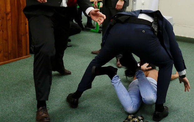Femen-Aktivistin greift Zeman an