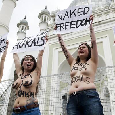 Busen-Prostet vor Moschee