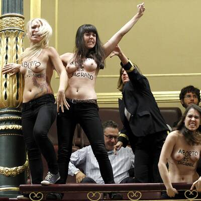 Mit nackten Brüsten Parlament gestürmt