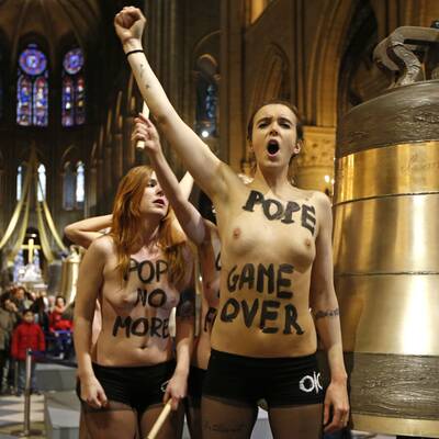 Busen-Protest zum Papst-Rücktritt