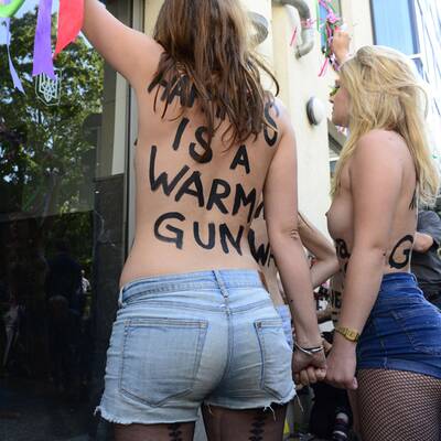 Busen-Protest wegen Waffen-Razzia