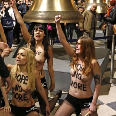 Busen-Protest zum Papst-Rücktritt