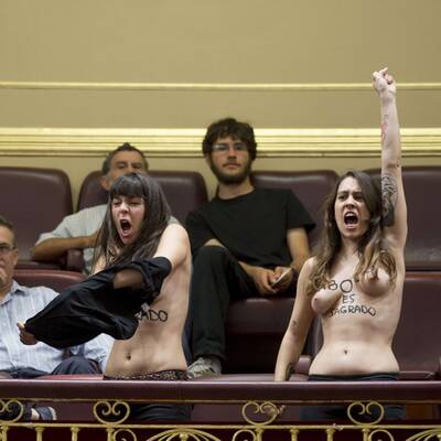 Mit nackten Brüsten Parlament gestürmt