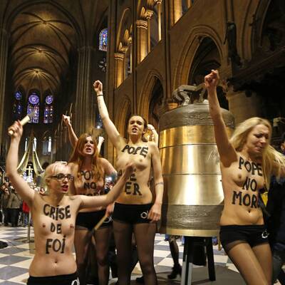 Busen-Protest zum Papst-Rücktritt