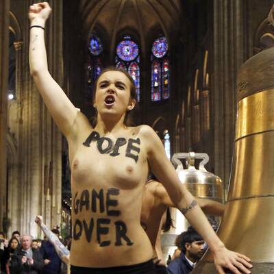 Busen-Protest zum Papst-Rücktritt