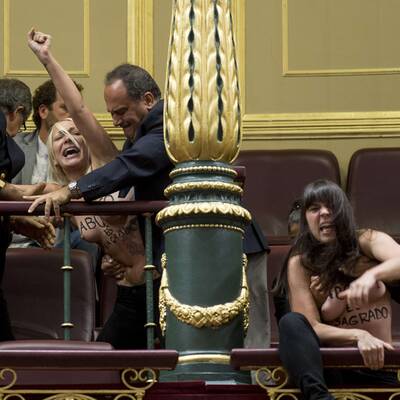 Mit nackten Brüsten Parlament gestürmt