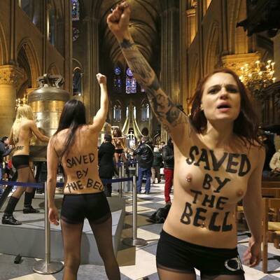 Busen-Protest zum Papst-Rücktritt