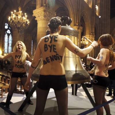 Busen-Protest zum Papst-Rücktritt