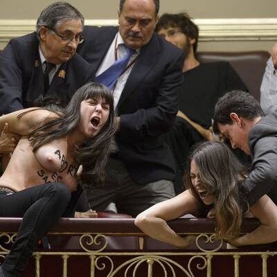 Mit nackten Brüsten Parlament gestürmt