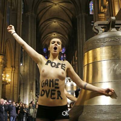 Busen-Protest zum Papst-Rücktritt