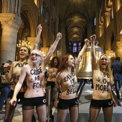 Busen-Protest zum Papst-Rücktritt