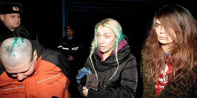 Geheimdienst entführt nackte Feministinnen