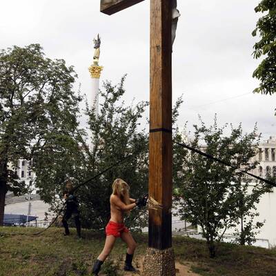 Eine FEMEN-Aktivistin demonstriert in Kiew barbusig gegen den Prozess in Moskau gegen Pussy Riot. 