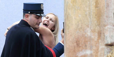 Nackte stürmt Krippe am Petersplatz