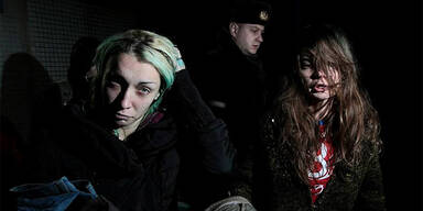 Geheimdienst entführt nackte Feministinnen