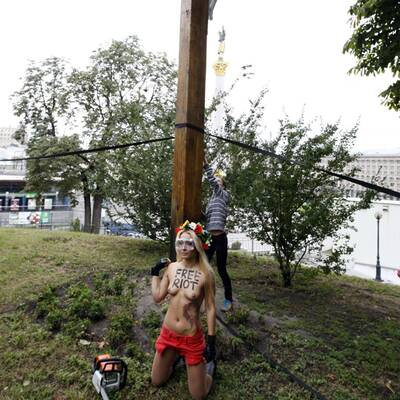 Eine FEMEN-Aktivistin demonstriert in Kiew barbusig gegen den Prozess in Moskau gegen Pussy Riot. 