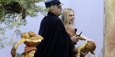 Nackte stürmt Krippe am Petersplatz