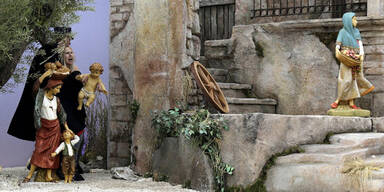 Nackte stürmt Krippe am Petersplatz