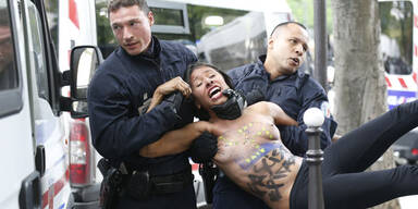 Nackt-Protest gegen Rechtsextreme 