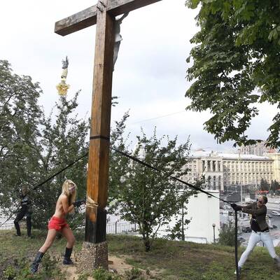 Eine FEMEN-Aktivistin demonstriert in Kiew barbusig gegen den Prozess in Moskau gegen Pussy Riot. 