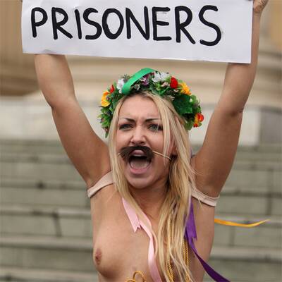 Mit Schnauz und Busen für Politgefangene